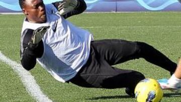 <b>ÚNICA NOVEDAD. </b>Carlos Kameni se lanza a por un balón ante el uruguayo Sebastián Fernández.
