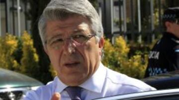 El presidente del Atlético de Madrid y productor de cine, Enrique Cerezo, Enrique Cerezo, a su llegada esta mañana al cementerio de Santa Ana, en Colmenar Viejo (Madrid).