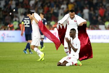 El jugador de Qatar Almoez Ali reza después de ganar la Copa de Asia. 