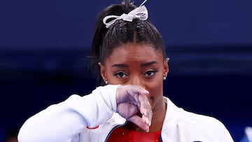 Simone Biles llora durante la final del concurso completo por equipos de gimnasia art&iacute;stica en los Juegos Ol&iacute;mpicos de Tokio.