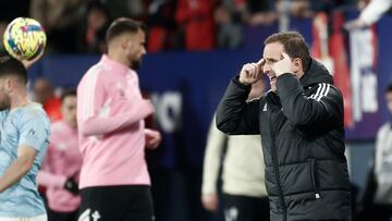 GRAF5442. PAMPLONA (ESPAÑA), 06/03/2023.- El técnico del Osasuna Jagoba Arrasate (d) da instrucciones a sus jugadores durante el partido de Liga en Primera División que CA Osasuna y Celta de Vigo disputan este lunes en el estadio de El Sadar, en Pamplona. EFE/Jesús Diges