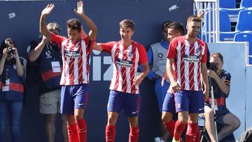 GRA081. LEGANÉS (MADRID), 12/08/2017.- El jugador del Atlético de Madrid Juan Moreno (i) celebra con sus compañeros su gol marcado ante el Leganés durante el partido amistoso disputado esta mañana en el estadio de Butarque. EFE/Kiko Huesca