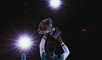 El tenista serbio Novak Djokovic levanta su 18º Grand Slam y su 9 Open de Australia al imponerse al ruso Daniil Medvédev en tres sets (7-5, 6-2 y 6-2) en la final del Gran Slam.