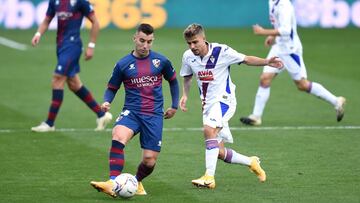 HUESCA, SPAIN - NOVEMBER 07: Borja Garcia of SD Huesca is challenged by Alejandro Pozo of SD Eibar during the La Liga Santader match between SD Huesca and SD Eibar at Estadio El Alcoraz on November 07, 2020 in Huesca, Spain. Sporting stadiums in Spain rem