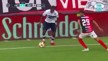 El delantero venezolano no para de crecer y en el partido de Gimnasia en campo de Newell's se atrevió con este recurso al alcance de muy pocos.