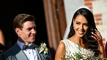 Remco Evenepoel y Oumaima Oumi Rayane sonr¨ªen despu¨¦s de su boda.