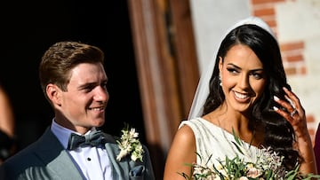 Remco Evenepoel y Oumaima Oumi Rayane sonríen después de su boda.