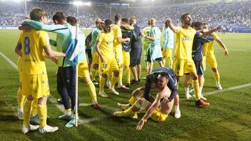 La plantilla del Cádiz festeja la permenancia.