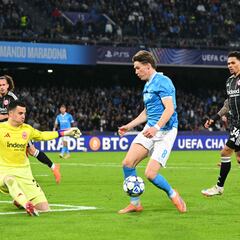 El Eintracht frena al Nápoles