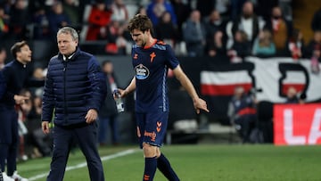 MADRID, 10/01/2025.- El defensa del Celta Marcos Alonso abandona el terreno de juego durante el partido de la jornada 19 de LaLiga que Rayo Vallecano y Celta de Vigo disputan este viernes en el estadio de Vallecas. EFE/Juanjo Martín