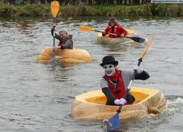 Un grupo de participantes compiten durante la Pumpkin Regatta, una carrera anual de relevos de botes realizados en calabazas gigantes, en la ciudad belga de Kasterlee, Bélgica.