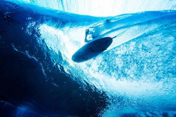 Vista de un surfista desde debajo de la ola. 