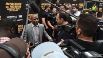 Mayweather, rodeado de cámaras.
