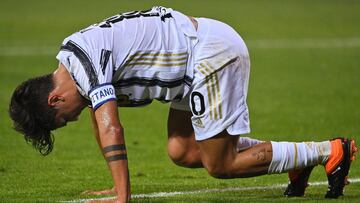 Juventus' Argentine forward Paulo Dybala gest back up during the Italian Serie A football match Benevento vs Juventus on November 28, 2020 at Ciro-Vigorito stadium in Benevento, near Naples. (Photo by Alberto PIZZOLI / AFP)