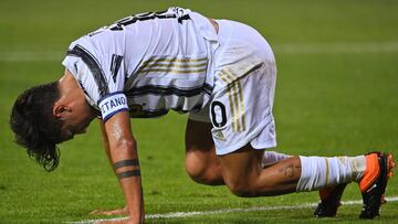 Juventus&#039; Argentine forward Paulo Dybala gest back up during the Italian Serie A football match Benevento vs Juventus on November 28, 2020 at Ciro-Vigorito stadium in Benevento, near Naples. (Photo by Alberto PIZZOLI / AFP)