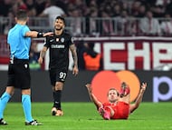 Soccer Football - UEFA Champions League - Bayern Munich v Sporting CP - Allianz Arena, Munich, Germany - December 9, 2025 Sporting CP's Luis Suarez and Bayern Munich's Harry Kane react REUTERS/Angelika Warmuth