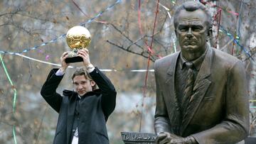 Shevchenko junto a la estatua de Lobanovsky.