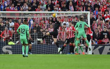 Unai Simón atrapa el balón en una ocasión del Atlético de Madrid.
