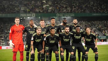 Los jugadores del Real Madrid posan antes de medirse a Elche en el estadio Martínez Valero.