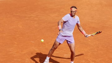 El tenista Rafa Nadal devuelve la bola al argentino Pedro Cachín durante su partido del Mutua Madrid Open, este lunes en la Caja Mágica de Madrid.