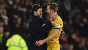 Tottenham Hotspur&#039;s Argentinian head coach Mauricio Pochettino (L) embraces Tottenham Hotspur&#039;s English striker Harry Kane (R) as he leaves the field substituted during the English Premier League football match between Southampton and Tottenham Hotspur at St Mary&#039;s Stadium in Southampton, southern England on December 28, 2016. / AFP PHOTO / Glyn KIRK / RESTRICTED TO EDITORIAL USE. No use with unauthorized audio, video, data, fixture lists, club/league logos or &#039;live&#039; services. Online in-match use limited to 75 images, no video emulation. No use in betting, games or single club/league/player publications.  / 