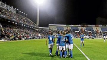 Los jugadores alicantinos celebran el gol conseguido ante el equipo de Bernd Schuster