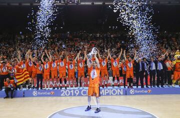 Rafa Martínez levanta el trofeo de la Eurocup.