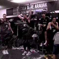 El fiestón de los jugadores del Bilbao Basket después de lograr la proeza de la salvación