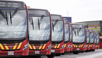 Buses articulados Transmilenio aparcados frente al Portal 80