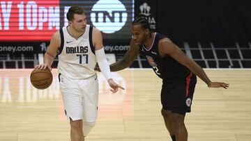 LOS ANGELES, CALIFORNIA - MAY 25: Luka Doncic #77 of the Dallas Mavericks dribbles as he is guarded by Kawhi Leonard #2 of the LA Clippers in the first quarter during game two of the Western Conference first round series at Staples Center on May 25, 2021 in Los Angeles, California. Harry How/Getty Images/AFP NOTE TO USER: User expressly acknowledges and agrees that, by downloading and or using this photograph, User is consenting to the terms and conditions of the Getty Images License Agreement.
== FOR NEWSPAPERS, INTERNET, TELCOS & TELEVISION USE ONLY ==