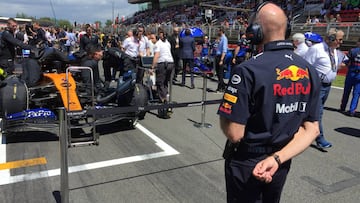 Adrian Newey observa al McLaren MCL34 de Lando Norris en Barcelona. 