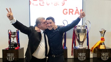 Bojan Krkic, con Joan Laporta el d¨ªa de su retirada.