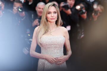 Su consagración llegó con 'Inocencia interrumpida'(1999), por la que ganó el Óscar a mejor actriz de reparto. A partir de ahí, protagonizó éxitos como 'Lara Croft: Tomb Raider' (2001), 'Sr. & Sra. Smith' (2005), 'Wanted' (2008), 'Salt' (2010), 'Maléfica' (2014 y 2019) y 'Eternals' (2021). Su versatilidad le ha permitido moverse entre el cine de acción, el drama y la fantasía con gran soltura.
Además de actuar, ha dirigido películas como 'En tierra de sangre y miel' (2011) e 'Invencible' (2014), y ha sido reconocida por su labor humanitaria como Enviada Especial del Alto Comisionado de las Naciones Unidas para los Refugiados.