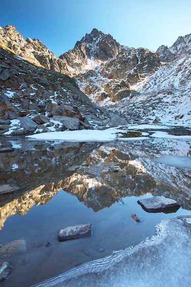 Localizado en los Pirineos, en el Macizo de Balaitús. La localidad más cercana es Sallent de Gállego, en el Valle de Tena. El tipo de roca que nos encontramos es granito. 