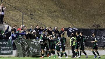 Los jugadores del C車rdoba celebran con su afici車m en Antequera,