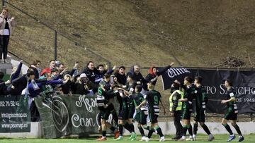 Los jugadores del Córdoba celebran con su aficióm en Antequera,