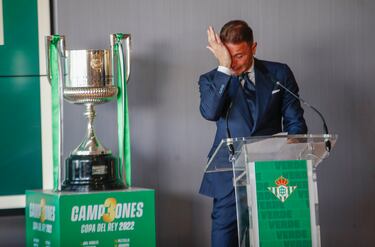 La emoción invadió a Joaquín durante el acto de despedida.