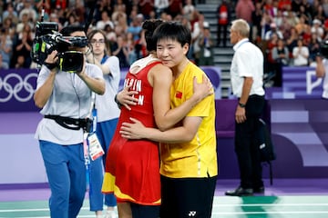 Bing Jiao He abraza a Carolina Marín. 
La china avanzó a la final por la retirada de la española por lesión. Desde que Marín cayó, estuvo muy preocupada por la salud de Marín y le mostró su apoyo ante la difícil situación de la española.