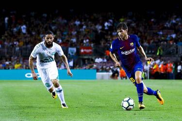 Sergi Roberto on his way out after Paulinho's Camp Nou arrival
