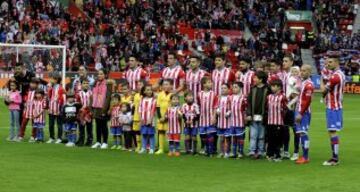 El once inicial del Sporting de Gijón. De pie: Cuéllar, Isma, Luis Hernández, Jony, Jorge Meré, Carmona, Halilovic, Cases, Sanabria, Lora y Sergio Álvarez. 