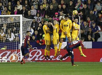 Enis Bardhi strikes a free-kick for Levante.