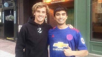 Griezmann con un aficionado del Manchester United. 