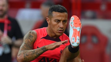 Thiago Alcántara, jugador del Liverpool, calienta antes de un partido.