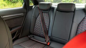 El motivo por el que debes abrochar los cinturones de la parte trasera del coche aunque no haya pasajeros