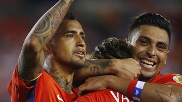 PHILADELPHIA, PA - JUNE 14: Eduardo Vargas #11 of Chile is congratulated by teammates Alexis Sanchez #7 and Gonzalo Jara #18 after scoring second goal of the first half against Panama during the 2016 Copa America Centenario Group D match at Lincoln Financial Field on June 14, 2016 in Philadelphia, Pennsylvania. Chile won 4-2. Rich Schultz/Getty Images/AFP
== FOR NEWSPAPERS, INTERNET, TELCOS & TELEVISION USE ONLY ==