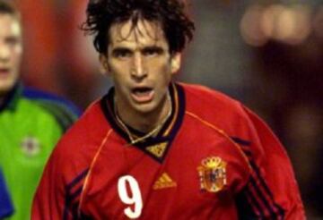 En la selección española jugó dos partidos en la Eurocopa de 1996, en la que España llegó a cuartos de final.