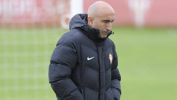 Abelardo pensativo durante el entrenamiento del Sporting