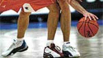 Navarro, en pugna con Jaric.