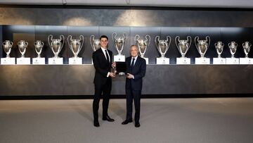 El portero vasco posa junto al presidente del Real Madrid, Florentino Pérez, delante de las 14 Copas de Europa.