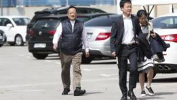 Chen Yansheng, este miércoles en la Ciudad Deportiva del Espanyol, acompañado por Mao Ye y Lu Zuilan.